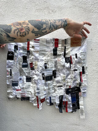 „Who cares“ heißt diese Soft Skulptur aus herausgetrennten Textiletiketten von Kleidungsstücken.