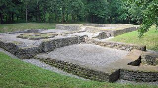 Von der Burg Stein stehen nur noch die Grundmauern. Der Spaziergang am Rhein entlang lohnt sich aber dennoch.
