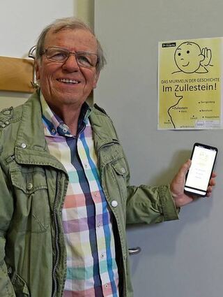 Günter Mössinger führt die App mit vielen Infos zur alten Burg vor.