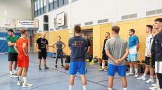 Beim Training der Oberliga-Herren waren viele Spieler zum ersten Mal in der frisch sanierten Halle.