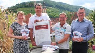Damaris Müller (v.l.), Bürgermeister Christoph Oeldorf, Joachim Müller vom Verkehrsverein und Ordnungsamtsleiter Marco Skarke präsentieren das Programm.