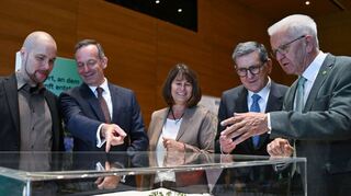 Begutachten ein Modell: Aleph-Alpha-Chef Jonas Andrulis (v.l.), Bundesdigital-minister Volker Wissing, Silke Lohmiller und Reinhold Geilsdörfer von der Dieter Schwarz Stiftung sowie Ministerpräsident Winfried Kretschmann im August 2023.