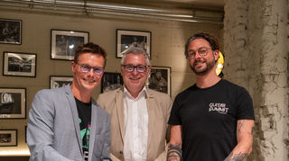 Haben den Vertrag mit dem Guitar Summit im Rosengarten bis 2029 verlängert (von links): m:con-Chef Bastian Fiedler,  Wirtschafts- und Kulturbürgermeister Thorsten Riehle sowie veranstalter Marco Parrillo von der Ebner Group.