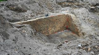 Die alte Mauer, die beim Abriss des alten Eisstadions im Mannheimer Friedrichspark gefunden und freigelegt wurde.