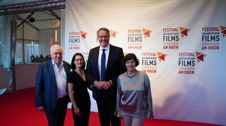 Ein Auftakt mit Prominenz (v.l.): Festivaldirektor Michael Kötz, Barbara Schweitzer, Ministerpräsident Alexander Schweitzer und Daniela Kötz.