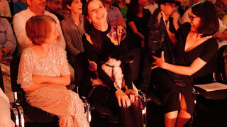 Die Premierengäste und Hauptdarstellerinnen des Films (v.l.); Luise Landau und Meret Becker neben Barbara Schweitzer, Frau des rheinland-pfälzischen Ministerpräsidenten.