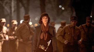 Liv Lisa Fries als Charlotte Ritter in einer Szene der preisgekrönten Serie „Babylon Berlin“.