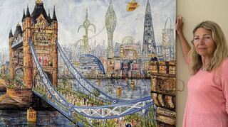Tütenkunst von Thietz – Galeristin Maria Franz zeigt das detailverliebte Bild der Tower Bridge in London.