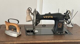 Viele Originalstücke wie diese Vesta-Nähmaschine sollen bei den Seniorinnen und Senioren Erinnerungen wecken, so dass sie sich wohlfühlen.