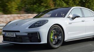 An der Front sind neu geformte, serienmäßige Matrix-LED-Scheinwerfer und ein zusätzlicher horizontaler Lufteinlass Merkmale der dritten Panamera-Generation.