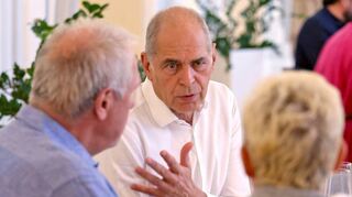 Volker Raumland unterhält sich mit zwei Lesern. Der Sekthersteller wechselte wie Winzer Markus Schneider nach jedem Gang an einen anderen Tisch.