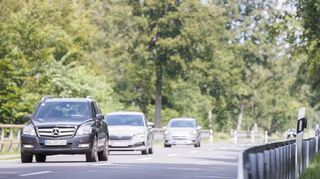 Das aktuelle Tempolimit auf der Landesstraße 3111 gilt künftig nur in den Nachtstunden. Tagsüber dürfen Autofahrer in wenigen Wochen wieder 100 Stundenkilometer schnell fahren.