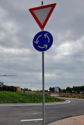 Der Kreisel am neuen Gewerbegebiet ist nach einem Jahr fertig.