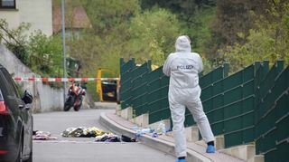 Kriminaltechniker sichern nach dem Messerangriff im Altenbacher Birkenweg im April Spuren am Tatort.
