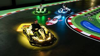 Beim „BattleKart“ kann man die Gegenspieler mit verschiedenen Mitteln ausbremsen. Strecke, Raketen, Ölfässer und Co. werden auf den Boden projiziert.