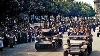 Zwei Millionen Pariser sollen es sein, die am 26. August 1944 auf den Beinen sind, als die siegreichen Truppen vom Arc des Triomphe aus über die Champs-Elysées paradieren. Die französische Hauptstadt ist befreit.
