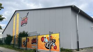 In dieser umgebauten Tennishalle in St. Leon-Rot rollen ab Donnerstag, 29. August, Karts.