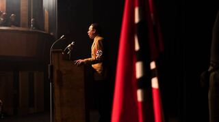 Robert Stadlober hält als Hitlers Propagandaminister Joseph Goebbels im Film „Führer und Verführer“ eine Rede.