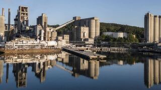 Im norwegischen Werk Brevik wird eine CO-Abscheideanlage (links) gebaut, die 2025 als erste Anlage weltweit im industriellen Maßstab Kohlendioxid bei der Zementherstellung auffangen soll.