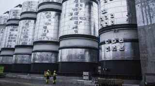 26 Meter hoch sind die Tanks von Heidelberg Materials, in denen das flüssige Gas gelagert wird.