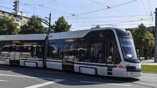 Die Rhein-Neckar-Tram darf noch nicht im Fahrgastbetrieb über die Kurt-Schumacher-Brücke rollen. In Mannheim ist sie schon häufig zu sehen.