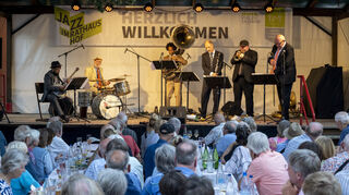 Zur Eröffnung beim „Jazz im Rathaushof“ spielt die Band „South West Oldtime All Stars“ – und gleich waren mal alle Plätze besetzt. Die Atmosphäre ist wirklich immer wieder einzigartig.