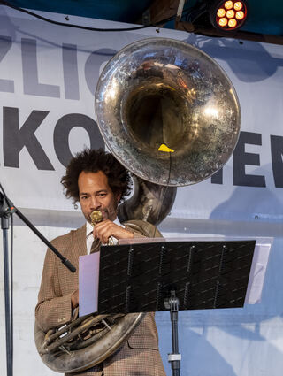 Matthew Bookert ist mit seiner Riesen-tuba auf der Bühne unterwegs.