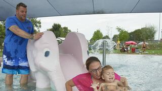 Benjamin Rahn und Jenny Schneider kommen seit Jahren mit den Kindern von Offstein ins Freibad Bürstadt.