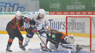 Mannheims Maximilian Heim (Nr.86) gegen Graz Daniil Kulintsev (Nr.7) scheitert an Graz Jonas Gunnarsson (Nr.37) beim Vorbereitungsspiel.
