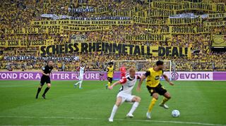 Die BVB-Fans protestieren gegen den Rheinmetall-Deal.