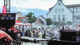 Moderne Technik sorgt bei der Kerwe in Ilvesheim für den passenden Sound und das richtige Licht am Abend.