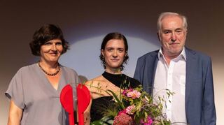 Ganz ausgezeichnet: Preisträgerin Liv Lisa Fries (Mitte) mit der Programmmanagerin des Festivals, Daniela Kötz, und Intendant Michael Kötz.