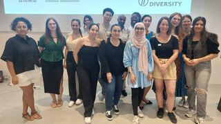 Afia Mansoor Ahmed (vorne mit Kopftuch) freut sich über die Ideen ihrer Projektteams.
