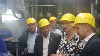 Bundesbauministerin Klara Geywitz (Zweite von rechts) informiert sich bei der TWL in Ludwigshafen über den Fernwärmeausbau.