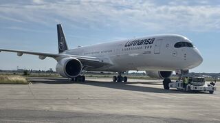 „Ludwigshafen am Rhein“ steht unterhalb des Cockpits des neuen Lufthansa Airbus A350-900.