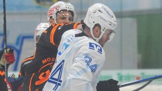 Nichts zu verschenken: Der Ex-Adler und jetzige Grazer Korbinian Holzer (l.) fährt seinem alten Freund Tom Kühnhackl mit dem Handschuh durchs Gesicht.