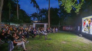 Gespannt verfolgen die Besucher im Viernheimer Vogelpark, wie’s „Hiwwe“ und auch „Driwwe“ zugeht mit dem Pfälzisch.