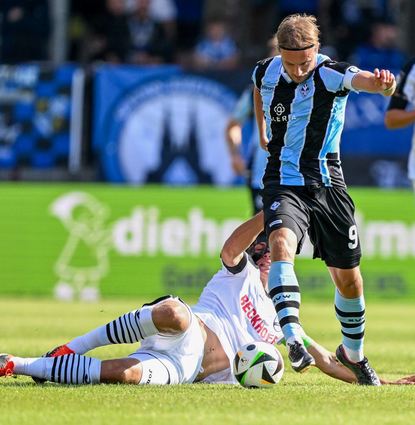 Nur schwer zu stoppen: Mannheims Torschütze Felix Lohkemper (re.) setzt sich hier im Zweikampf gegen den Verler Fabio Gruber durch.