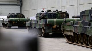 Kampfpanzer vom Typ Leopard 2A4 stehen in einer Halle von Rheinmetall.