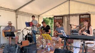 OK D4nke! mit Gitarrist Eberhard Petri (l.) präsentierten in Groß-Rohrheim das Beste aus Rock, Folk und Jazz.