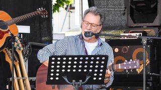 Klaus Schell präsentierte auf der Open-Stage-Bühne bei der Kerwe in Ilvesheim Lieder mit Country-Einschlag.