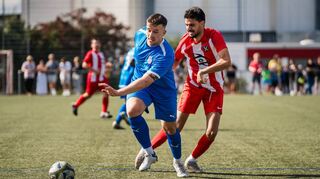 Eng am Gegenspieler, aber nicht in Ballbesitz: Der Lampertheimer Cuma Uzar (rechts) kann dem Bensheimer Alexander Quadt hier nicht das Spielgerät abnehmen.