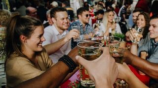 An über 150 Ständen kann man sich durch die Vielfalt der Pfälzer Weine probieren.