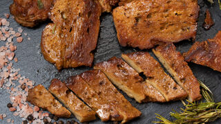 Fleisch(ersatz): Seitan eignet sich hervorragend für herzhafte Gerichte und steht Fleisch in nichts nach.