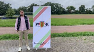 Der Präsident des SV Sandhofen, Marco Cardona, im September 2023 auf dem Sportplatz Alte Riedlache, den sein Verein jetzt übernimmt.