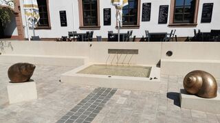 Ein Cittaslow-Projekt: Der im Mai 2022 eingeweihte Cittaslow-Brunnen auf dem Marktplatz von Maikammer.