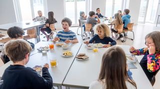 Das BrotZeit-Projekt verbindet junge Schüler mit erfahrenen Ehrenamtlichen für ein gemeinsames Frühstück und wertvollen Austausch.