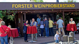 An diesem Woiständl kann man immer von 11 bis 19 Uhr eine Auswahl der besten Forster Weine kosten.