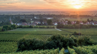 Im Dorf ist die Atmosphäre so entspannt, dass man meinen könnte, die Zeit sei hier stehen geblieben.