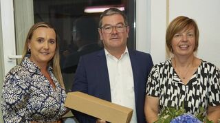 Die Abstimmung an diesem Abend hat er gewonnen, damit kann der Wahlkampf ums Bürgermeisteramt beginnen: Jürgen Eberle mit der CDU-Vorsitzenden Julia Kilian-Engert (l.) und seiner Frau Christine.